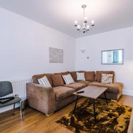 Spacious Stretford 3-Bed, Driveway Parking, Pool Table, Sleeps 6