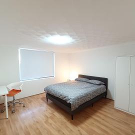 Cozy Queen Room in Spacious Merrylands Home - M4, hotelli kohteessa Merrylands