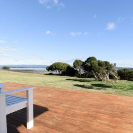 Coastal Views & Deckside Living, hotel a George Town