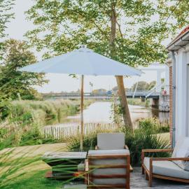 Villa aan het water met hottub, hotel a Dokkum