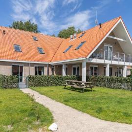 Lovely apartment on Ameland near Nes, хотел в Нес