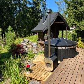Nordic Sauna Retreat with Hot Tub, hotel em Almunge