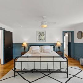 4-Bedroom Downtown Main St , great location!, хотел в Олд Фордж
