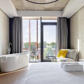 Luxury Honey Moon Apartments with Free Underground Parking، فندق في كاوناس