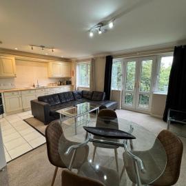 Spacious Two Bedroom Apartment in Bracknell โรงแรมในแบล็กเนลล์