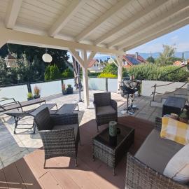 Großzügige Wohnung mit Terrasse, viešbutis mieste Celtvegas