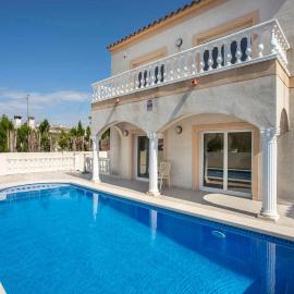 Villa CARMENÇÓ, Hotel in Empuriabrava