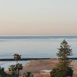 Playa del Torreón, apartamento amplio con vistas al mar y a la montaña, piscina y parking
