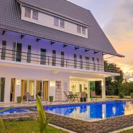 Sunset Hill Villas - Aquamarine Pool Villa, hotel u gradu Ulu Melaka
