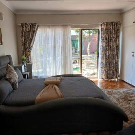 Platinum Guesthouse, хотел в Клерксдорп