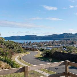 Kinloch Lookout with stunning views, hotel din Kinloch