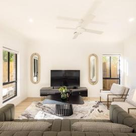 Grand Luxe Oasis Prime Location Balcony and Patio