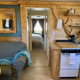 King Suite with a Full Kitchen and Balcony at the Cedaredge Lodge, hotell sihtkohas Cedaredge