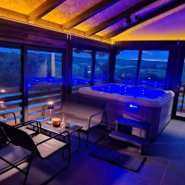 Natura Lux Holiday House with Pool and Jacuzzi, hotel din Veliko Trojstvo