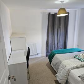 Double Cosy bedroom in central Dartford-Close to all amenities