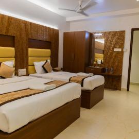 Hotel Chendura, готель у місті Jāmb