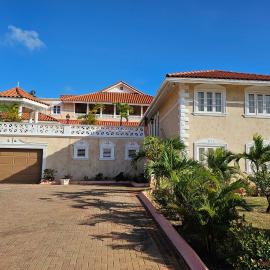 Chateau Gloria Luxury Villa, готель у Монтего-Бей