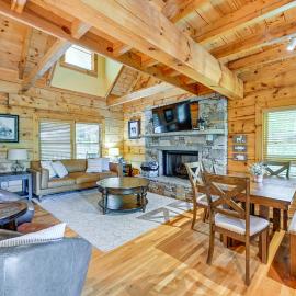 Cozy Retreat w/ Deck & Sapphire Resort Access!, Hotel in Sapphire