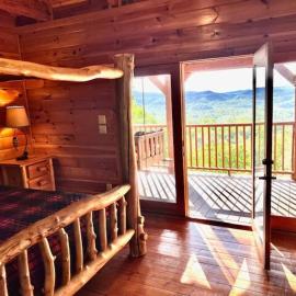Pet-Friendly Townsend Mtn Cabin w Hot Tub, Daybed Patio、タウンゼンドのホテル