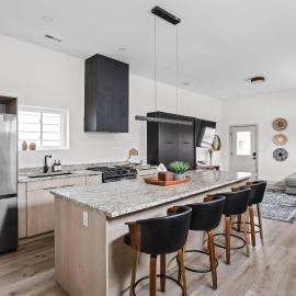 The Metro House - Modern Cozy & Pet Friendly