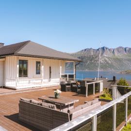 Spacious Waterfront Gem - Panoramic View - Terrace, Hotel in Fjordgård