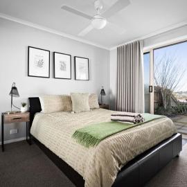 Sunbury on the hill close to airport with wifi pet friendly