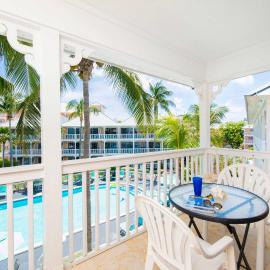 Morritt's Tortuga Club 1 BR LUXE Condo Sleeps 4, hotel i Sand Bluff