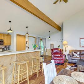 Shanty Creek Family Condo w/ Schuss Mountain Views, khách sạn ở Mancelona