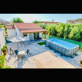 Cretan Blue Bungalow Chania、ハニア・タウンのホテル