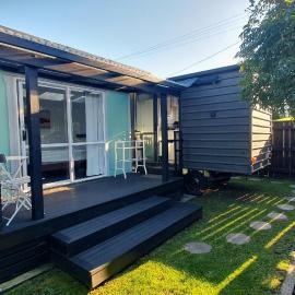 Cozy Tiny House in Garden Setting, 3 Minute Drive to Beach, Hotel in New Plymouth