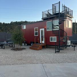 Access Zion & Bryce! Tiny Home with Rooftop Deck and Hot Tub – hotel w mieście Apple Valley