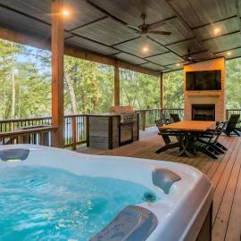 Riverside Retreat | Hot Tub, Riverfront, Sleeps 14, ξενοδοχείο σε Broken Bow