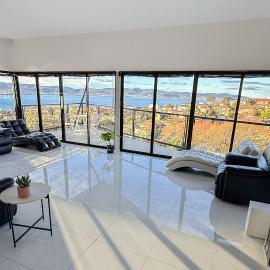 5 bed 3 bath Sandy Bay Retreat with Panoramic Sea Views, Hotel in Hobart
