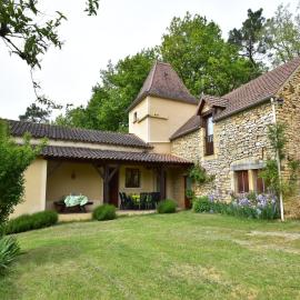 Holiday home with private garden, Hotel in Cazals
