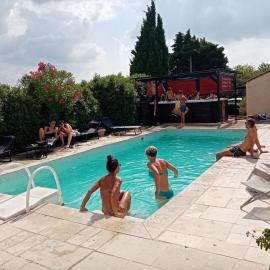 Le Val du Corsaire Petit déj compris, piscine, parking โรงแรมในColonzelle