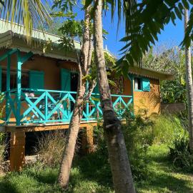 Tropical Wooden Lodge, hotel i Case Noyale