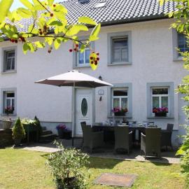 Holiday home in Ouren with infrared sauna, hotel in Burg-Reuland
