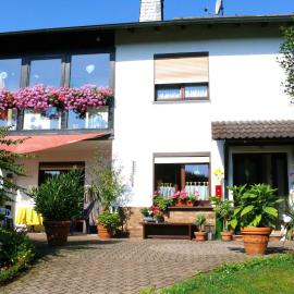 Apartment in Werratal with terrace โรงแรมในGroßalmerode