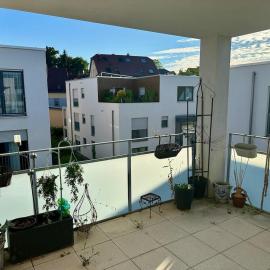 Bright city apartment with a terrace, hotel v destinácii Reutlingen