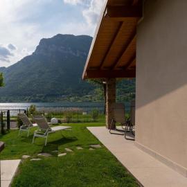 Idyllic cottage next to the beautiful Lake Idro, hotelli kohteessa Crone