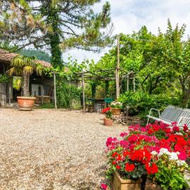 Cosy Farmhouse in Bacchereto with Swimming Pool, hotel v destinaci Carmignano
