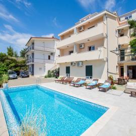 Snug Apartment in Celina with Swimming Pool