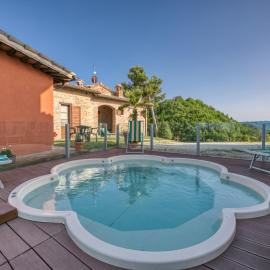 Flat on a farm with swimming pool and many activities, hotel a SantʼAngelo in Vado