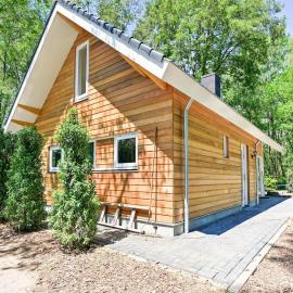 House in Reutum with Jacuzzi & Forest View โรงแรมในReutum
