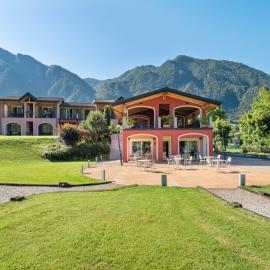 Spacious apartment in Idro with shared pool, hotel en Crone