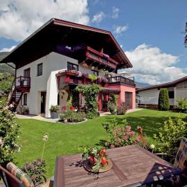 Apartment in Bramberg am Wildkogel with balcony, hotel in Bramberg am Wildkogel