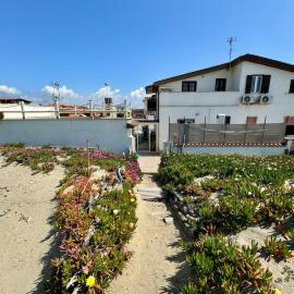 Beachfront Apartment with Private Beach Access - near Fiumicino Airport - Casa Romeo, hotell i Focene