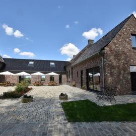 Spacious Holiday Home with Pond in Poperinge, Hotel in Roesbrugge-Haringe