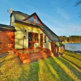 Holiday house by the lake with a fireplace, hotel in Rosnowo