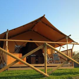 Pleasant tent with swimming pool, hotel en Fermo